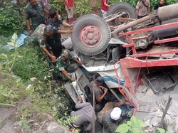 Cerita Evakuasi Bocah 11 Tahun 2,5 Jam Terjepit Kabin Truk Terjun Sungai