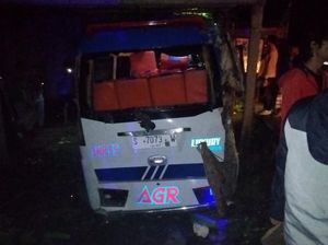 Elf Rombongan Ziarah Wali Lima Diseruduk Bus di Jombang, 14 Orang Luka Elf Rombongan Ziarah Wali Lima Diseruduk Bus di Jombang, 14 Orang Luka