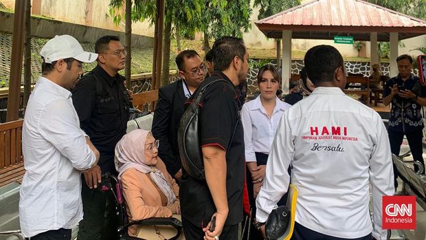 Keluarga Ferry Irawan didampingi pengacara Sunan Kalijaga hadir di agenda persidangan cerai dengan Venna Melinda di Pengadilan Agama Jakarta Selatan, Kamis (23/2).