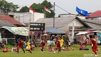 Lapangan bersisian dengan pemukiman padat penduduk.