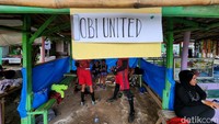Homebase pemain seadanya, dari lapak warung yang dikosongkan. Tulisan klub hanya menggunakan spidol di atas kertas putih. Kini sepakbola tarkam makin ramai dengan kehadiran sejumlah pemain Liga 2 Indonesia yang dihentikan PSSI sejak beberapa waktu lalu. 