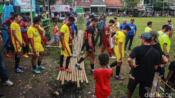 Kemeriahan Sepakbola Tarkam di Ciputat Tangsel Para penonton melihat pertandingan sepakbola antar kampung (tarkam) antara Anoraga FC melawan OBI United Liga Tarkam Bina Jaya Cup di Ciputat, Tangerang Selatan, Banten, Kamis (23/2/2023). Sepak bola tarkam makin ramai dengan kehadiran sejumlah pemain Liga 2 Indonesia yang dihentikan PSSI sejak beberapa waktu lalu.
