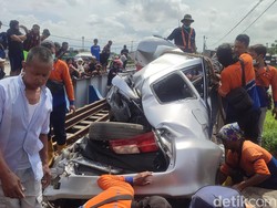 Mobil Vs KA di Tambakrejo Semarang, Pasutri Tewas-Argo Bromo Telat