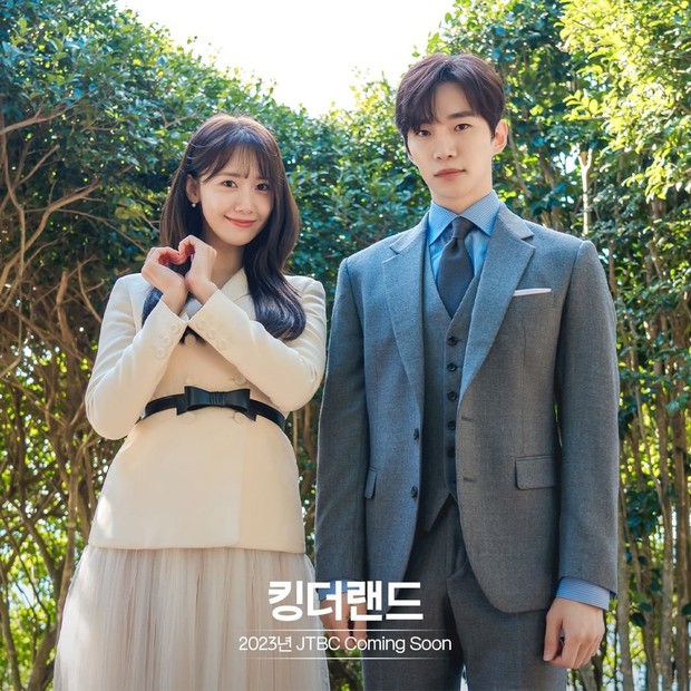 Lee Jun Ho dan Yoona jadi pasangan di drama King the Land/Foto: Instagram.com/jtbcdrama Lee Jun Ho dan Yoona jadi pasangan di drama King the Land