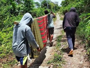 Warga Sakit di Majene Ditandu gegara Jalan Rusak, Kades Janji Perbaiki