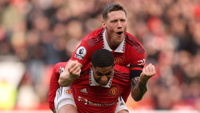 MANCHESTER, ENGLAND - FEBRUARY 19: Marcus Rashford of Manchester United celebrates after scoring the teams second goal with teammate Wout Weghorst during the Premier League match between Manchester United and Leicester City at Old Trafford on February 19, 2023 in Manchester, England. (Photo by Richard Heathcote/Getty Images)