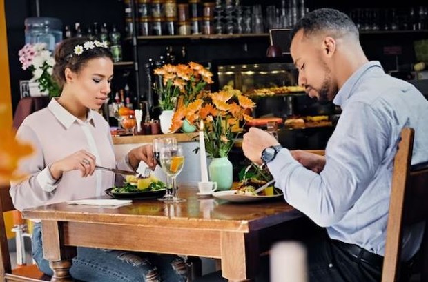 Membicarakan mantan/ foto: freepik/ fxquadro Perempuan dan laki-laki makan bersama