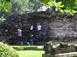 Kelebihan dan Kelemahan Teori Arus Balik Hindu-Buddha di Indonesia