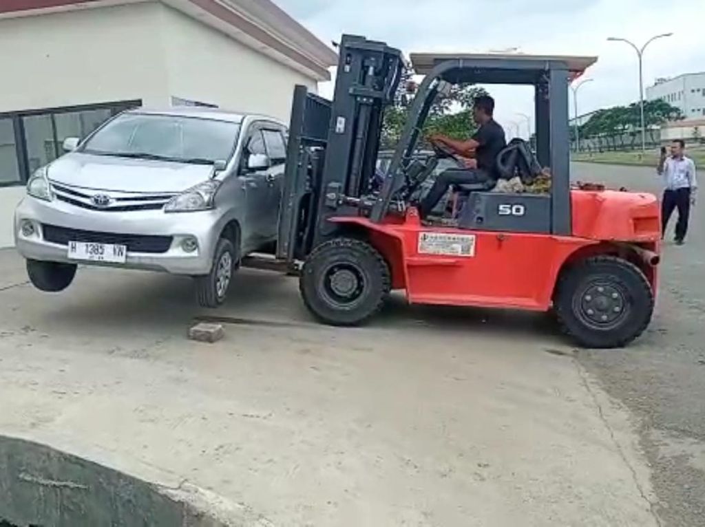 Blokade Akses Pabrik di Kendal, 2 Mobil Dipindahkan Pakai Forklift