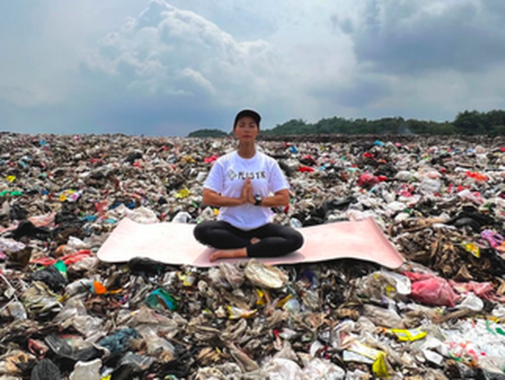 Prihatin Masalah Sampah, Nadia Mulya Bikin Konten Yoga di Tumpukan TPA