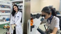 7 Potret Transgender Tercantik Nong Poy yang Ternyata Peneliti Lab