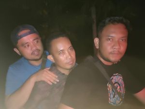 Pria di Inhil Aniaya 2 Anaknya Sambil Live Facebook Pria di Inhil Aniaya 2 Anaknya Sambil Live Facebook