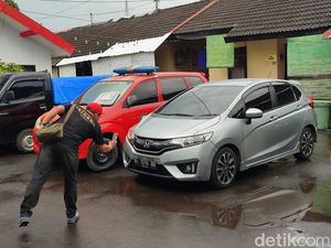 Penampakan Honda Jazz Pria Pelaku Pamer Kelamin di Ponorogo Penampakan Honda Jazz Pria Pelaku Pamer Kelamin di Ponorogo