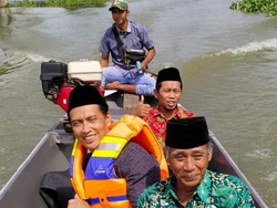 Mengintip Pernikahan Dua Mempelai yang Full Banjir di Lamongan