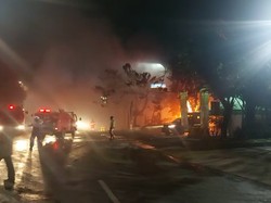 Pipa Gas di Dekat RS PHC Perak Surabaya Terbakar