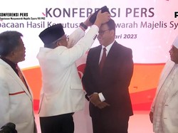 Momen Presiden PKS Pakaikan Peci ke Anies Usai Deklarasi Capres