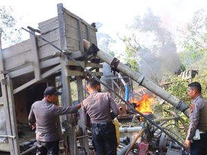 66 Rakit Dibakar saat Operasi Tambang Emas Ilegal di Inhu, Pelaku Kabur