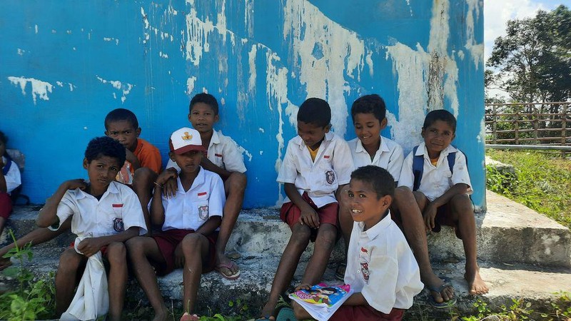 Anak-anak SDN Nainefo Tak Bersepatu dan Seragamnya Tak Layak, Ayo Bantu!