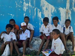 Anak-anak SDN Nainefo Tak Bersepatu dan Seragamnya Tak Layak, Ayo Bantu!