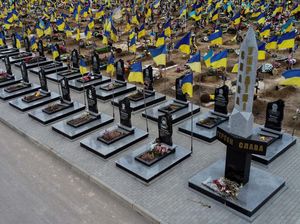 Potret Pemakaman Korban Perang Rusia-Ukraina