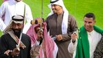 Potret Ronaldo Pakai Gamis dan Bawa Pedang, Peringati Hari Pendirian Arab