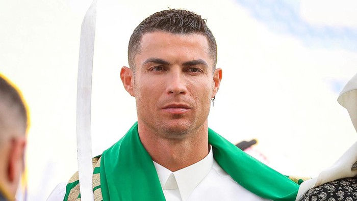Al-Nassrs Cristiano Ronaldo celebrates Saudi Arabias Founding Day wearing local traditional clothes at Al-Nassr Football Club in Riyadh, Saudi Arabia, February 22, 2023. Al-Nassr FC/Handout via REUTERS ATTENTION EDITORS - THIS PICTURE WAS PROVIDED BY A THIRD PARTY