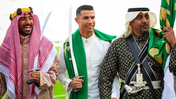 Al-Nassrs Cristiano Ronaldo celebrates Saudi Arabias Founding Day wearing local traditional clothes at Al-Nassr Football Club in Riyadh, Saudi Arabia, February 22, 2023. Al-Nassr FC/Handout via REUTERS ATTENTION EDITORS - THIS PICTURE WAS PROVIDED BY A THIRD PARTY