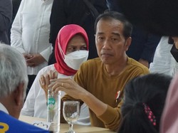 Jokowi Makan Bareng Para Pekerja di Kantin HPK IKN Nusantara