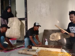 Mengintip Proses Pembuatan Kertas Daluang di Indramayu