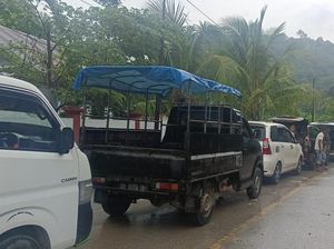 Lalin Lumpuh di Gunung Bergeser, Sopir Antre Sejak Semalam Lalin Lumpuh di Gunung Bergeser, Sopir Antre Sejak Semalam