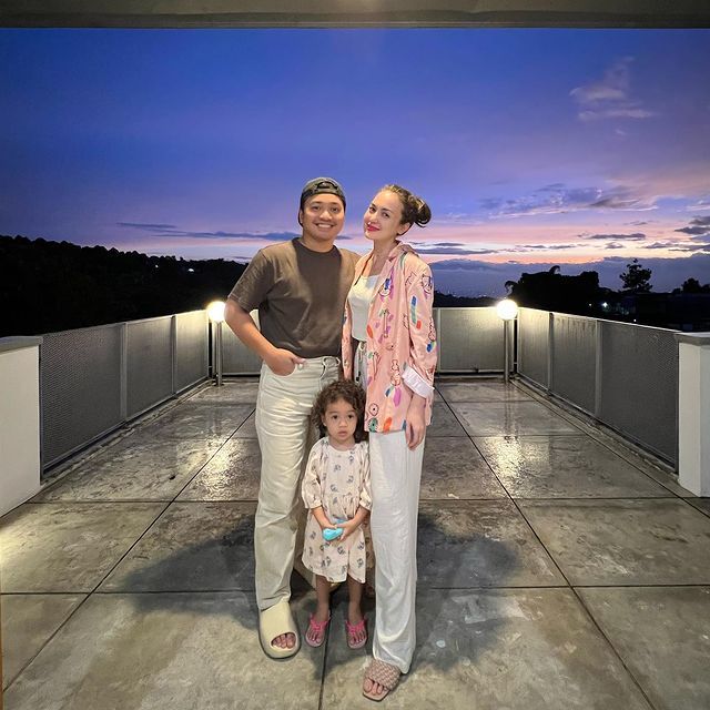 Rianti Cartwright dan Suami Rianti Cartwright dan Suami