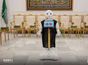 Berkenalan dengan Robot Pemandu Pabrik Kiswah Kabah Berkenalan dengan Robot Pemandu Pabrik Kiswah Kabah