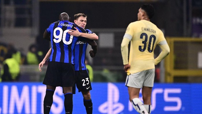 Inter Milans Belgian forward Romelu Lukaku (L) celebrates with Inter Milans Italian midfielder Nicolo Barella after opening the scoring during the UEFA Champions League round of 16 first leg football match between Inter Milan and FC Porto, on February 22, 2023 at the San Siro (Giuseppe-Meazza) stadium in Milan. (Photo by Marco BERTORELLO / AFP) (Photo by MARCO BERTORELLO/AFP via Getty Images)
