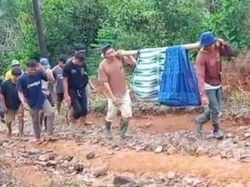 Anggota DPRD Lebak Miris Ada Warga Sakit Ditandu 5 Km gegara Jalan Rusak