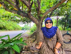 Kisah Nenek Gaul Penjaga Bukit Senyum Sukabumi