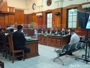 Tiga Terdakwa Tragedi Kanjuruhan dari Kepolisian Dituntut 3 Tahun Penjara Tiga Terdakwa Tragedi Kanjuruhan dari Kepolisian Dituntut 3 Tahun Penjara