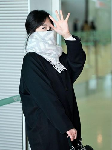 Song Hye Kyo di bandara saat akan bertandang ke Milan