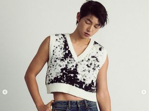 8 Gaya Song Joong Ki di Pemotretan Terbaru, Pamer Abs di Balik Crop Top 8 Gaya Song Joong Ki di Pemotretan Terbaru, Pamer Abs di Balik Crop Top