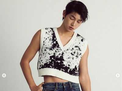 8 Gaya Song Joong Ki di Pemotretan Terbaru, Pamer Abs di Balik Crop Top