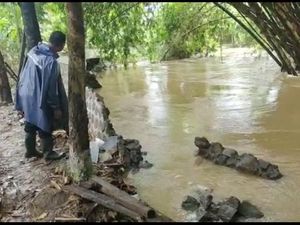 Tanggul di Golantepos Kudus Jebol, Permukiman Warga Lagi-lagi Kebanjiran Tanggul di Golantepos Kudus Jebol, Permukiman Warga Lagi-lagi Kebanjiran