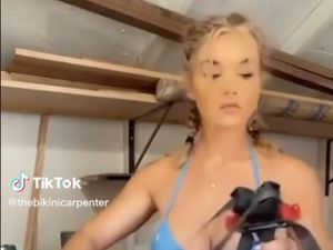 Tukang Kayu Viral Pakai Bikini, Dituduh Pura-pura Kerja Demi Sensasi