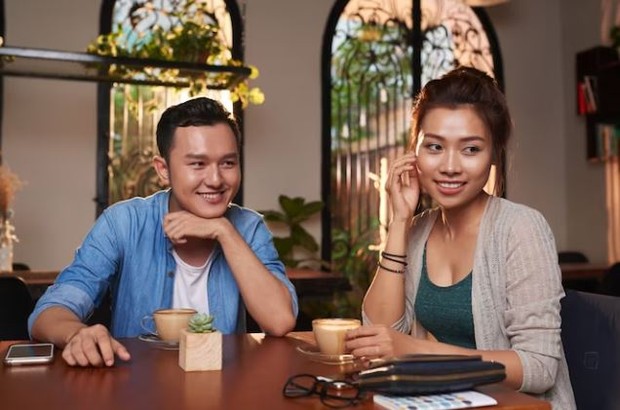 Tidak fokus/ foto: Freepik/ pressfoto Perempuan dan laki-laki sedang berkencan