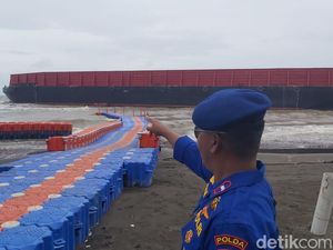 Terseret Angin, Tongkang Besar Kandas di Pantai Alam Indah Kota Tegal