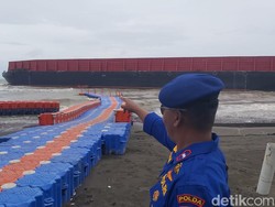 Terseret Angin, Tongkang Besar Kandas di Pantai Alam Indah Kota Tegal