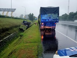 Sopir Diduga Ngantuk, Truk Angkut Batu Bara Terguling di Parit Tol Jagorawi