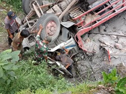 Truk Muat Semen Terjun ke Sungai gegara Rem Blong, Sopir-Kernet Terjepit
