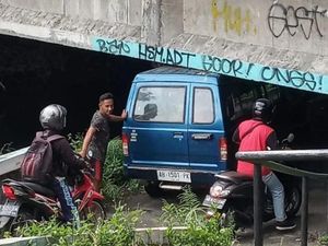 Viral Minibus Nyangkut di Jembatan Klaten, Kades Sebut Mobil Nekat Viral Minibus Nyangkut di Jembatan Klaten, Kades Sebut Mobil Nekat