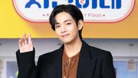 Potret V BTS Siap Jadi Pelayan Restoran di Jinnys Kitchen