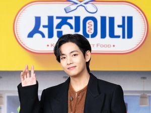 Potret V BTS Siap Jadi Pelayan Restoran di Jinnys Kitchen