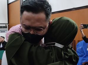 Usai Divonis 10 Bulan Penjara, Peraih Adhi Makayasa Bersimpuh di Kaki Ibunda Usai Divonis 10 Bulan Penjara, Peraih Adhi Makayasa Bersimpuh di Kaki Ibunda